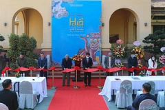 Đại biểu cắt băng khai mạc trưng bày. (Ảnh: Thanh Tùng/ TTXVN)