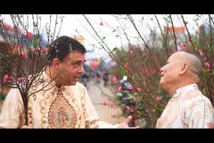 Đại sứ Israel Nadav Eshcar thực hiện video ca nhạc thay lời chúc mừng năm mới an lành dành cho người dân Việt Nam. (Ảnh chụp màn hình)