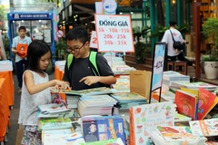 Thiếu nhi Thành phố Hồ Chí Minh tham quan Hội sách với chủ đề Mở trang sách-Vẽ ước mơ năm 2020. (Ảnh: Thanh Vũ/TTXVN)