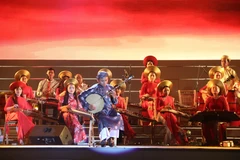 Tiết mục “Đường kẻ” dưới sự trình bày của thạc sỹ Châu Minh Tâm và dàn nhạc dân tộc Nhạc viện Thành phố Hồ Chí Minh trong Nhạc hội Đờn ca tài tử Nam Bộ, tổ chức năm 2021 tại Nhà hát Thành phố Hồ Chí Minh. (Ảnh: Thu Hương/TTXVN)