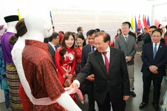 Triển lãm trưng bày trang phục truyền thống, một trong những nét đặc trưng trong kho tàng văn hóa ASEAN cùng hình ảnh về phong cảnh, văn hóa, đất nước, con người, di sản và những hiện vật văn hóa. (Ảnh: Thanh Tùng/TTXVN)