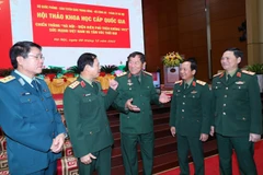 Trung tướng Phạm Tuân, Anh hùng Lực lượng vũ trang nhân dân với các đại biểu. (Ảnh: Trọng Đức/TTXVN)