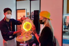 CEO Avril Han (phải) giới thiệu dịch vụ dành cho thú cưng của Sunny Side Up. (Ảnh: Minh Thu/Vietnam+) 