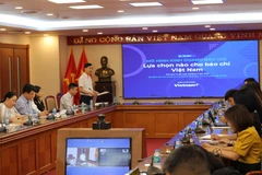 Nhà báo Trần Tiến Duẩn khai mạc tọa đàm. (Ảnh: PV/Vietnam+)