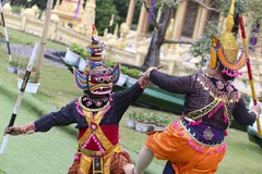 Điệu múa truyền thống của đồng bào Khmer (Sóc Trăng) tại Làng Văn hóa Du lịch các dân tộc Việt Nam. (Ảnh: Tuấn Đức/TTXVN)