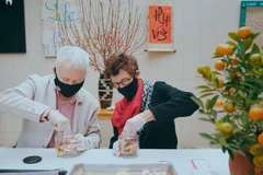 Đại sứ Thụy Sỹ Ivo Sieber (trái) và Đại sứ Na Uy Grete Lochen làm bánh quy tại Hope Box. (Ảnh chụp màn hình)