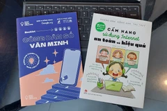Tài liệu tham khảo cho phụ huynh để hướng dẫn con sử dụng mạng xã hội. (Ảnh: Minh Thu/Vietnam+)