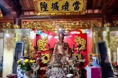 Tượng đồng Thái sư Lưu Cơ thờ ở Đình Đại Từ, xã Đại Đồng (Văn Lâm, Hưng Yên). (Ảnh: PV/Vietnam+)