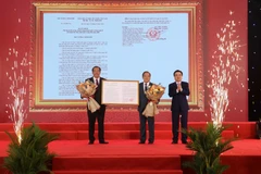 Trao Quyết định của Thủ tướng Chính phủ phê duyệt đồ án Quy hoạch chung thành phố và Khu kinh tế cửa khẩu Hà Tiên, tỉnh Kiên Giang đến năm 2040. (Ảnh: Lê Huy Hải/TTXVN)