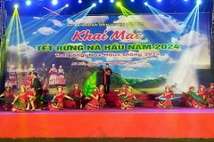 Chương trình nghệ thuật đặc sắc có nội dung giới thiệu về những phong tục, tập quán của đồng bào Mông Nà Hẩu. (Ảnh: TTXVN phát)