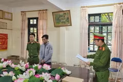 Lực lượng chức năng khởi tối bị can Dương Ngọc Duy về hành vi sản xuất giống lúa giả. (Ảnh: TTXVN phát)