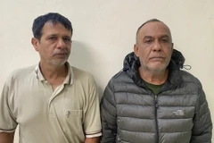 Hai đối tượng tại cơ quan Công an. (Ảnh: TTXVN phát)