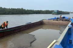 Tàu sắt vận chuyển khoảng 200m3 cát nhiễm mặn không rõ nguồn gốc bị lực lượng chức năng Bộ đội Biên phòng Thành phố Hồ Chí Minh phát hiện, xử lý. (Ảnh: TTXVN phát)