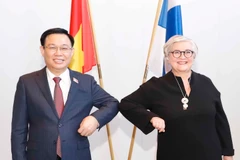 Chủ tịch Quốc hội Vương Đình Huệ và Chủ tịch Quốc hội Phần Lan Anu Vehvilainen chụp ảnh chung. (Ảnh: Doãn Tấn/TTXVN)