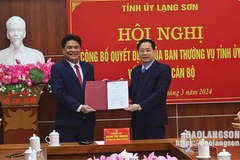 Ông Hoàng Văn Nghiệm, Phó Bí thư Thường trực Tỉnh ủy, Trưởng Đoàn đại biểu Quốc hội tỉnh, trao Quyết định của Ban Thường vụ Tỉnh ủy về điều động, bổ nhiệm cán bộ cho tân Phó trưởng Ban Nội chính Tỉnh ủy. (Nguồn: Báo Lạng Sơn)