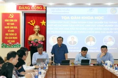 Các đại biểu chủ trì Tọa đàm. (Ảnh: Tiến Lực/TTXVN)