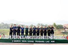 Các trưởng đoàn tham dự Hội nghị Bộ trưởng Quốc phòng ASEAN hẹp chụp ảnh lưu niệm theo kiểu ASEAN tại sự kiện. (Ảnh: Phạm Kiên/TTXVN)