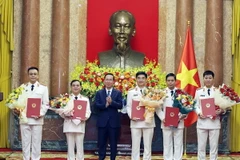 Chủ tịch nước Võ Văn Thưởng trao Quyết định bổ nhiệm chức danh Kiểm sát viên Viện Kiểm sát Nhân dân Tối cao đối với 5 đồng chí. (Ảnh: Thống Nhất/TTXVN)