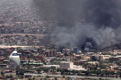 Khói bốc lên sau các cuộc giao tranh tại Khartoum, Sudan. (Ảnh: AFP/TTXVN)