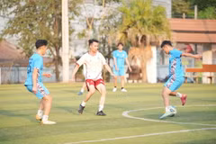 Pha tranh bóng của cầu thủ tại giải đấu. (Ảnh: Đỗ Bá Thành/TTXVN)