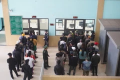 Nhiều người dân làm thủ tục xuất cảnh sang Lào ở Cửa khẩu quốc tế La Lay, tỉnh Quảng Trị. (Ảnh: Nguyên Lý/TTXVN)