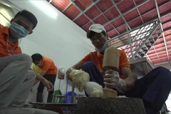 Chả mực Hạ Long được giã bằng tay (Ảnh: Lâm Phan/Vietnam+)