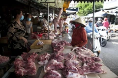 Giá thịt lợn không có dấu hiệu hạ nhiệt tại các chợ. (Ảnh: TTXVN)