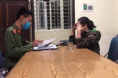 Chủ tài khoản facebook được mời đến cơ quan chức năng làm việc. (Ảnh: CTV/Vietnam+)