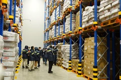 Thứ trưởng Bộ Nông nghiệp và Phát triển Nông thôn Phùng Đức Tiến trực tiếp kiểm tra kho thịt lợn đông lạnh tại Hải Phòng. (Ảnh: Lâm Phan/Vietnam+) 