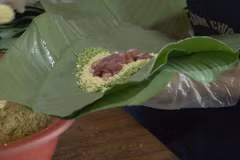 Một công đoạn gói bánh chưng gù (Ảnh: Lâm Phan/Vietnam+)