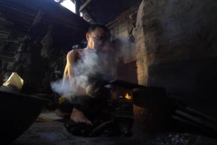 Bên tròng một căn xưởng ở Đa Sỹ (Ảnh: Lâm Phan/Vietnam+)