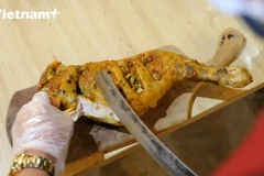 Một chiếc đùi cừu nướng tại bàn (Ảnh: Lâm Phan/Vietnam+)