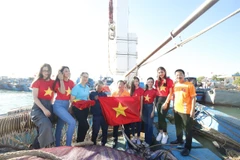 Đại diện ban tổ chức giải đã gặp gỡ, thăm hỏi, động viên các trưởng tàu và thuyền viên, trao tặng tận tay mỗi tàu một lá cờ tổ quốc và một tủ thuốc y tế. (Ảnh: Tùng Lâm/Vietnam+)