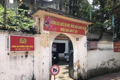 Trụ sở Công an phường Đông Ngạc chính thức được dỡ bỏ lệnh cách ly y tế. (Ảnh: PV/Vietnam+)