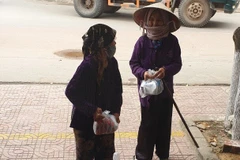 Người có hoàn cảnh khó khăn đến lấy quà hỗ trợ. (Ảnh: Nhân vật cung cấp)