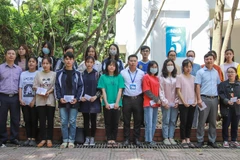 Các sinh viên đến từ vùng lũ được trao tặng những phần quà thiết thực. (Ảnh: Lâm Phan/Vietnam+)