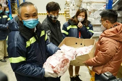 Kiểm tra chất lượng thịt lợn tại kho lạnh. (Ảnh: Lâm Phan)