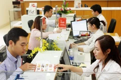 Giao dịch tại SeABank. (Ảnh: CTV/Vietnam+)