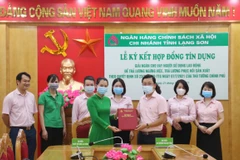 Đại diện NHCSXH tỉnh Lạng Sơn ký kết hợp đồng tín dụng với Công ty TNHH Vận tải Công nghệ Mai Linh Lạng Sơn. (Ảnh: Vietnam+)