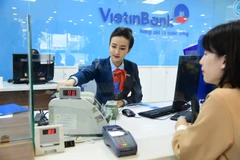 Giao dịch tại VietinBank. (Ảnh: Vietnam+)