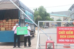 Ngân hàng Chính sách xã hội hỗ trợ người dân Nội Hoàng đang bị cách ly bởi dịch COVID-19. (Ảnh: Vietnam+)