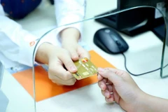 Chi tiêu thẻ tín dụng của LienVietPostBank được nhận ngay tiền mặt. (Ảnh: Vietnam+)