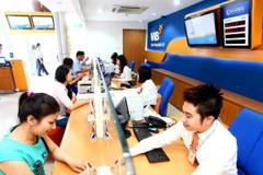 Giao dịch tại VIB. (Ảnh: CTV/Vietnam+)