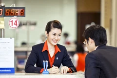 Khách hàng chuyển tiền qua Sacombank từ nay sẽ không phải đến ngân hàng, chỉ cần ngồi nhà là có thể chuyển qua Internet. (Ảnh: CTV/Vietnam+)