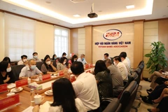 Ông Nguyễn Quốc Hùng, Tổng Thư ký Hiệp hội ngân hàng cùng đại diện các ngân hàng tại cuộc họp. (Ảnh: Vietnam+)