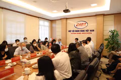 Ông Nguyễn Quốc Hùng, Tổng Thư ký Hiệp hội ngân hàng cùng đại diện các ngân hàng tại cuộc họp. (Ảnh: Vietnam+)