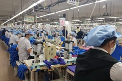 Sản xuất may mặc tại Công ty Dệt 29/3 Đà Nẵng. (Ảnh: Thúy Hà/Vietnam+)