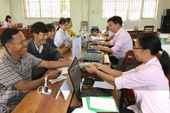 Giao dịch tại Ngân hàng Chính sách Bình Định. (Ảnh: Vietnam+)