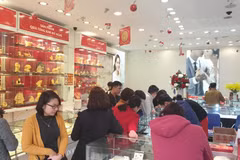 Giao dịch vàng tại doanh nghiệp. (Ảnh: PV/Vietnam+)