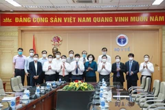 Thống đốc Ngân hàng Nhà nước cùng đại diện các ngân hàng đã đóng góp hàng trăm tỷ đồng cho chương trình vaccine phòng COVID-19. (Ảnh: Vietnam+)